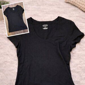 Banana Republic Women’s Black Scoop Neck T-Shirt